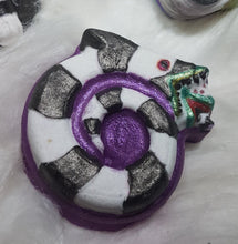 Load image into Gallery viewer, Worm Bath Bomb