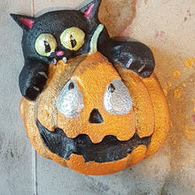 Load image into Gallery viewer, Pumpkin & Cat Bath Bomb